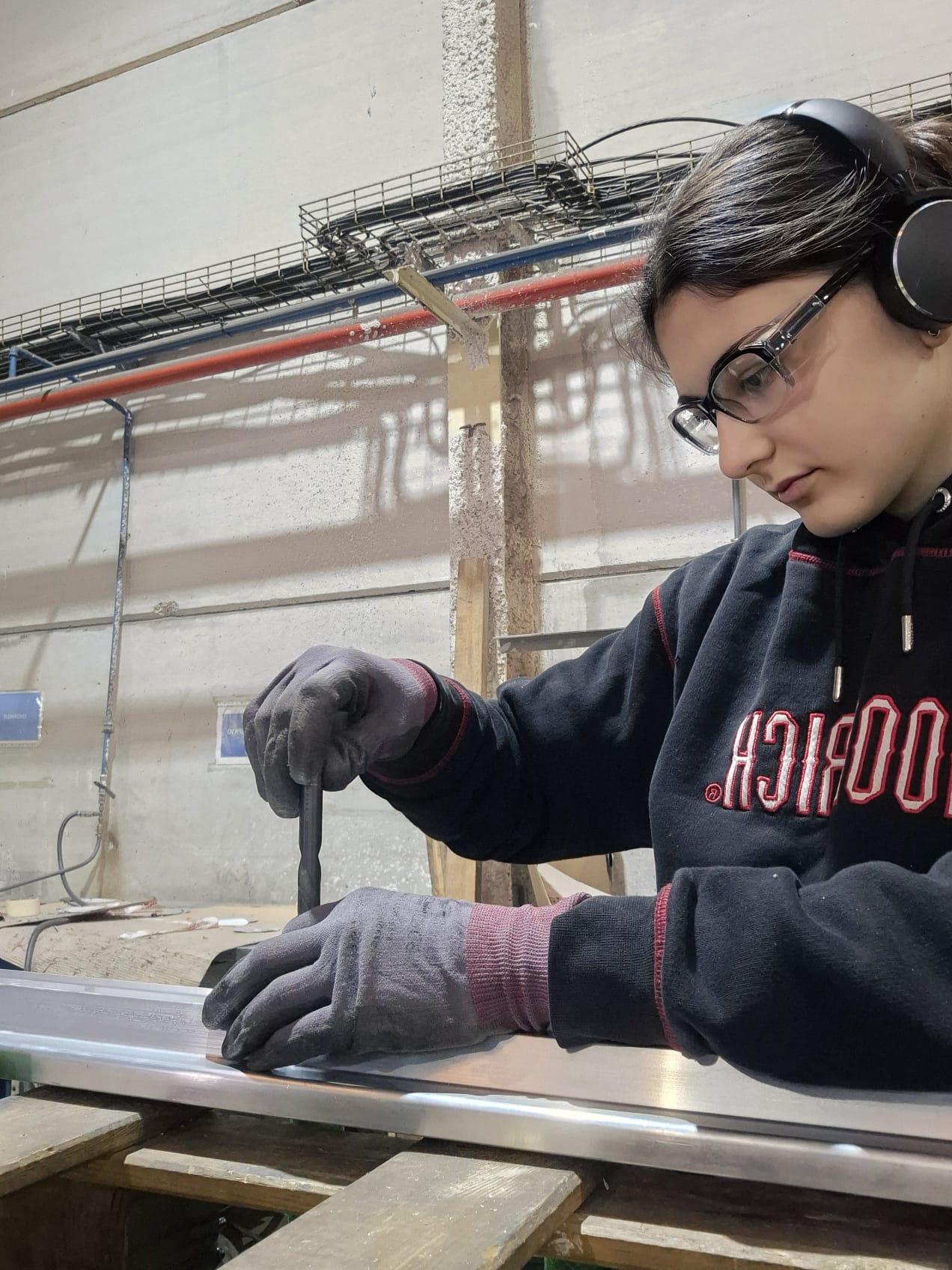 Boston College Engineering student - Turing Scheme 2025 in Seville completing a work placement with Nomasa - deburring a hole